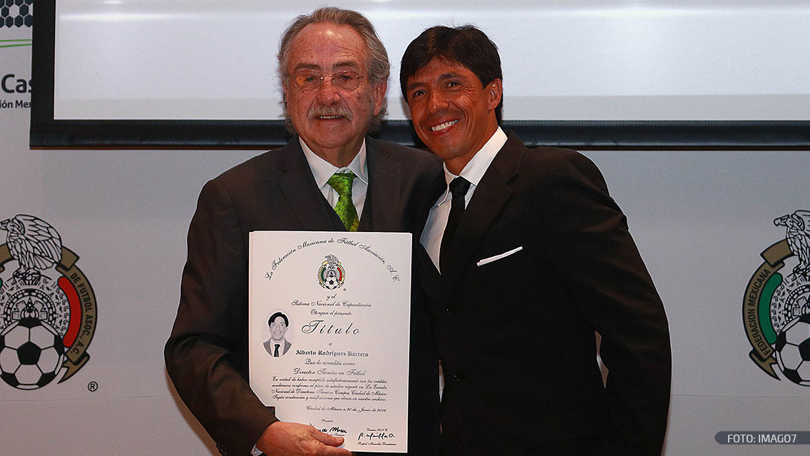 ¡Ex futbolistas de Liga MX, se gradúan como entrenadores! 2