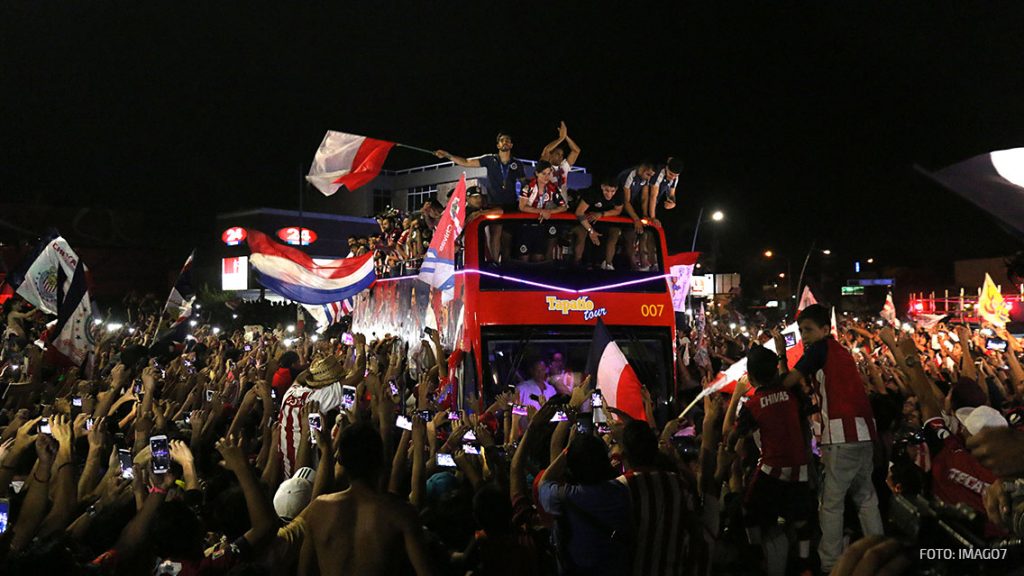 Chivas hizo suya la Minerva durante los festejos con su afición 0