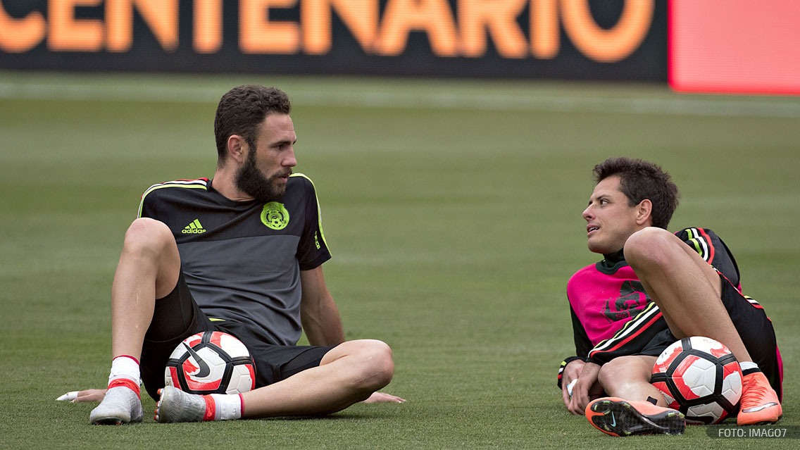 Opinión: Layún y Chicharito no pueden, no deben insultar al aficionado