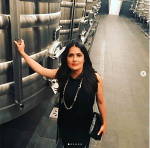 Salma Hayek incendia la redes con foto en topless 10