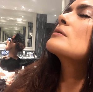 Salma Hayek incendia la redes con foto en topless 0