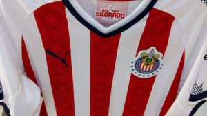 Madrugan a Chivas vendiendo playera de local 0