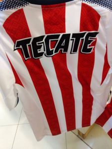 Madrugan a Chivas vendiendo playera de local 1