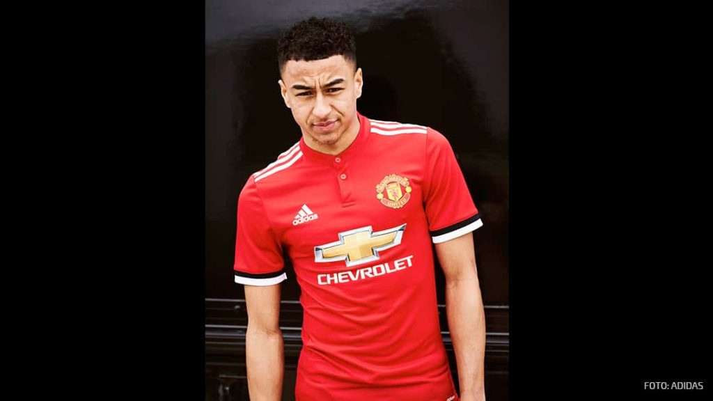 Manchester United presentó su uniforme de local para 2017-18 1