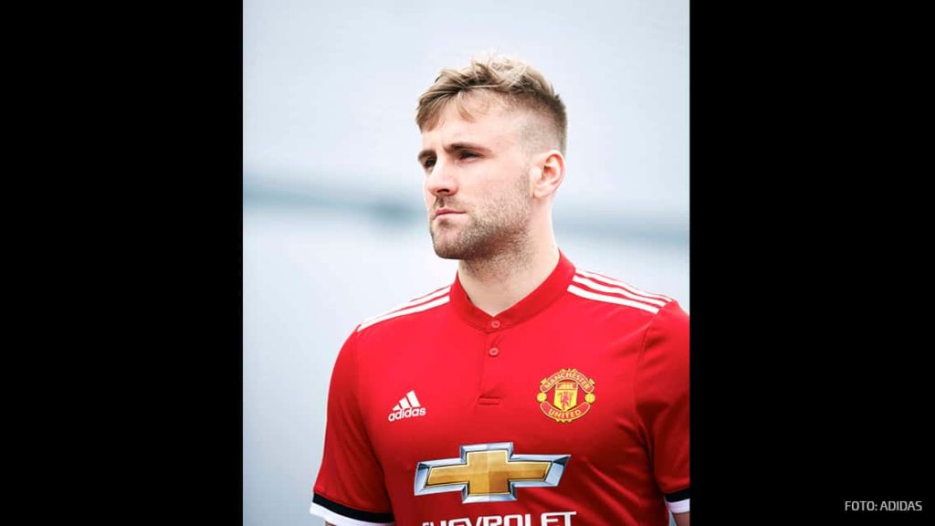 Manchester United presentó su uniforme de local para 2017-18 2