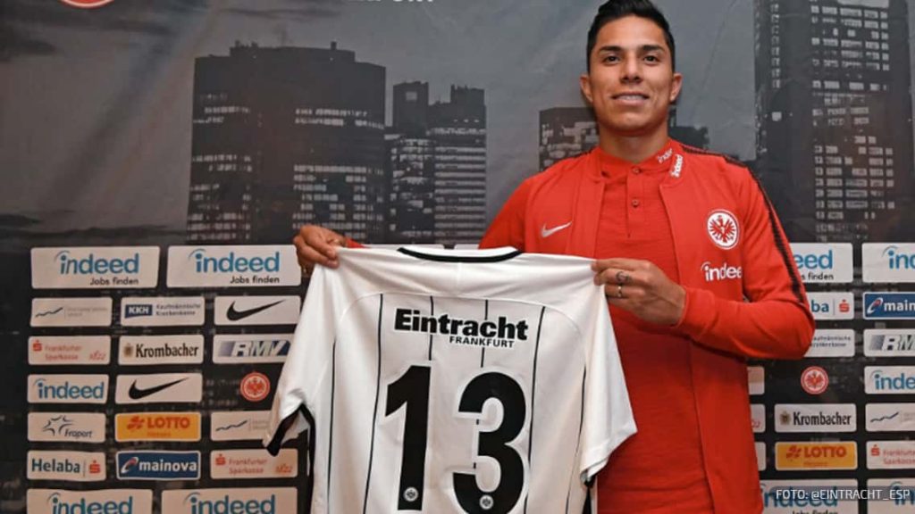 Eintracht Frankfurt presentó a Carlos Salcedo y su dorsal 0