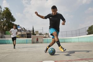 Diego Reyes e Hirving Lozano se rifan una cascárita con Nike 2