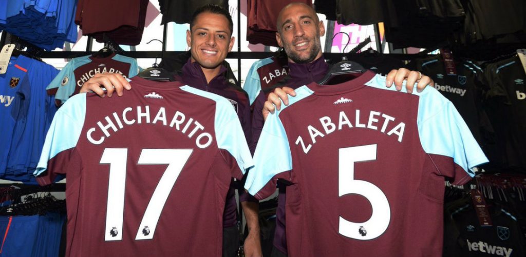 Chicharito alborotó aficionados del West Ham en firma de autógrafos 0