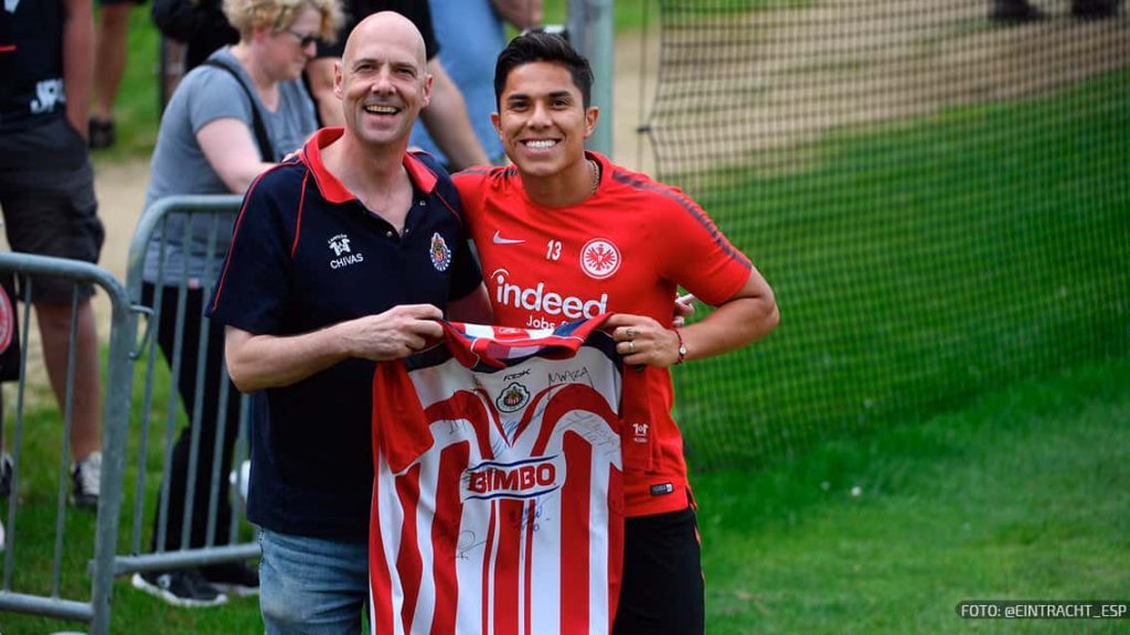 Fan de Chivas sorprende a Carlos Salcedo con Eintracht Frankfurt 0