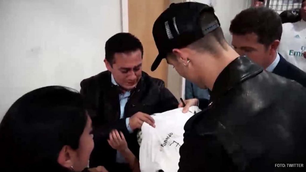 Cristiano Ronaldo vio la playera que usaba el pequeño Santiago, víctima del temblor del 19 de septiembre en México.