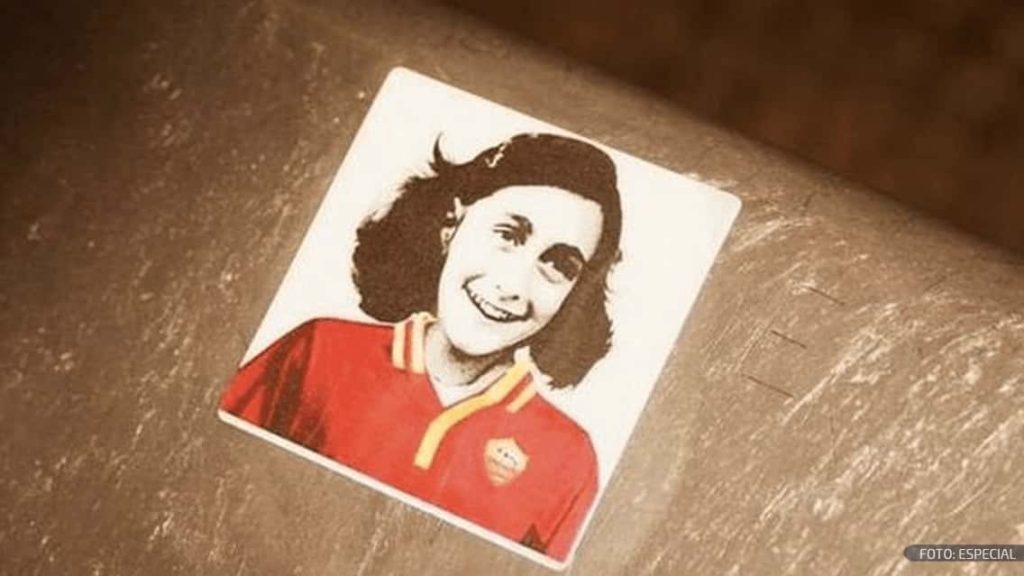 Imágenes de Ana Frank con la camiseta de la Roma pegadas por la afición de la Lazio.