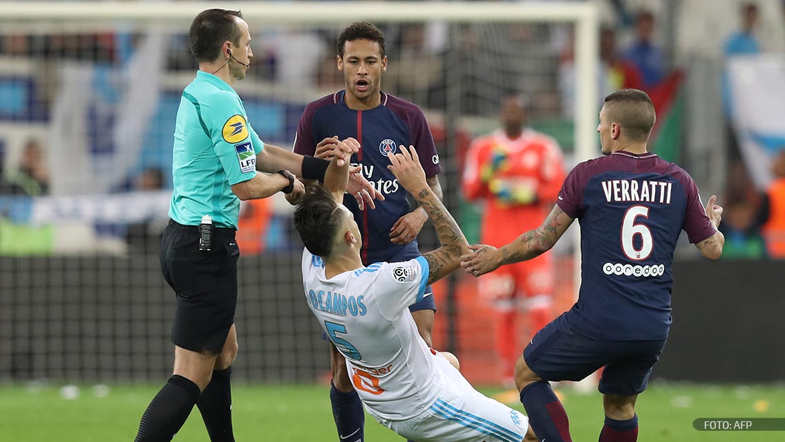 Neymar agrediendo al jugador argentino Lucas Ocampos.