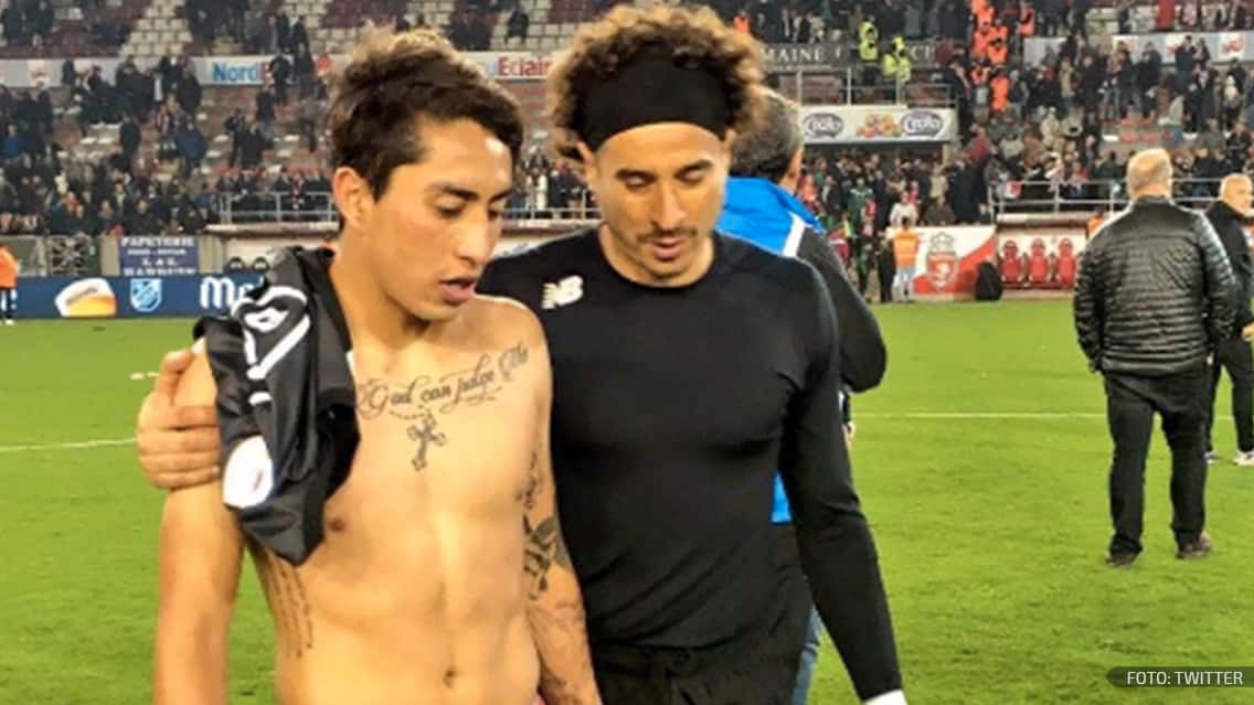 Omar Govea y Guillermo Ochoa al término del partido en la Liga de Bélgica.