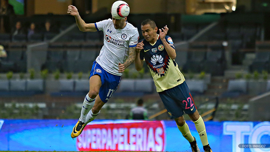 Paul Aguilar disputa una pelota con Edgar Méndez en el América vs Cruz Azul.