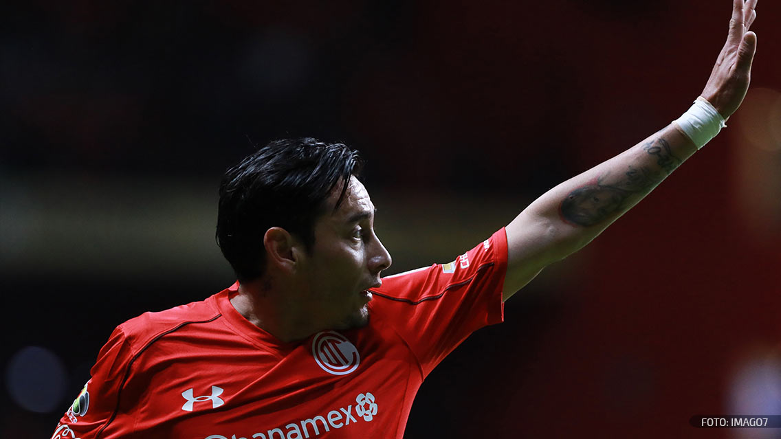 Rubens Sambueza durante un partido con Toluca.