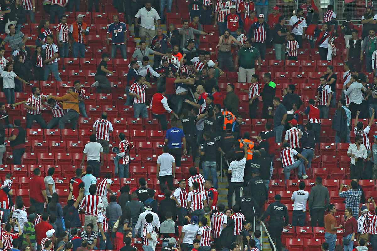 Clásico Tapatío entre Atlas y Chivas terminó con violencia entre aficionados 0