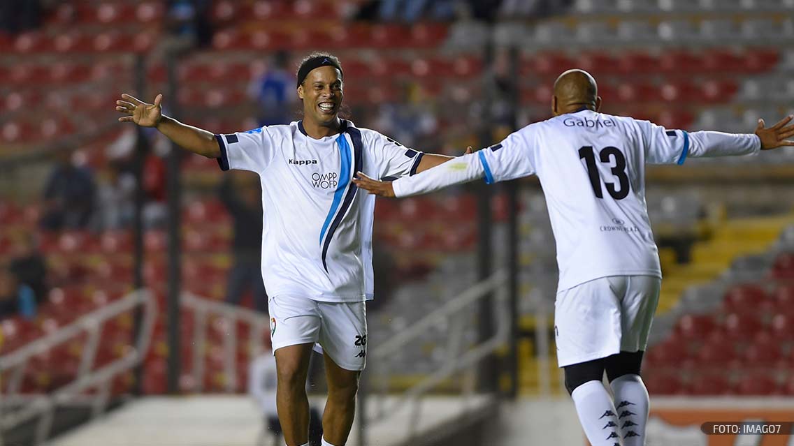 Ronaldinho celebrando un gol