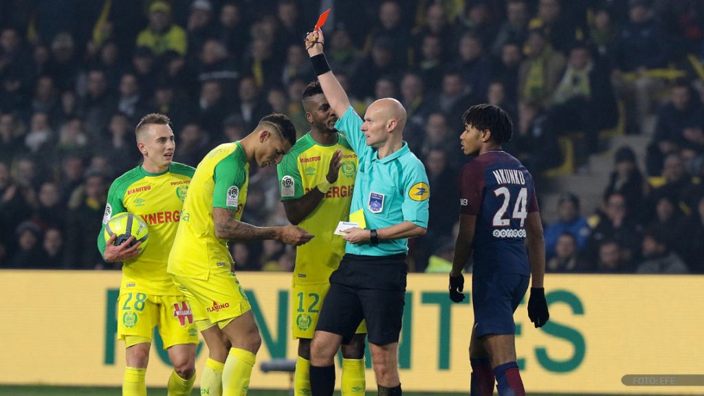 Árbitro agrede a jugador y después lo expulsa en el Nantes vs PSG