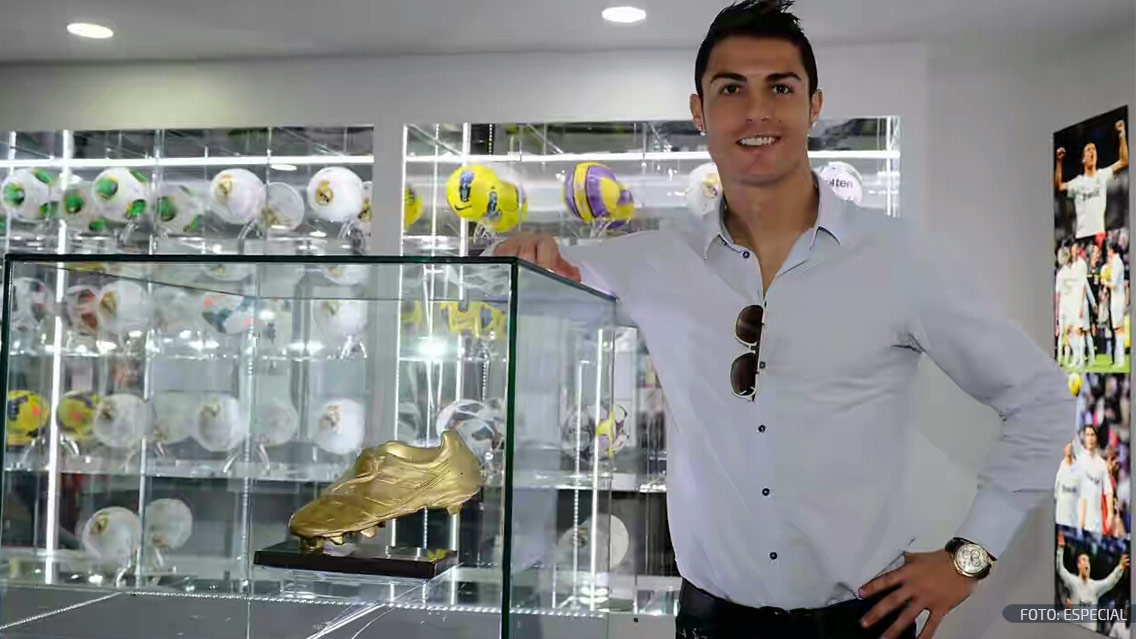 Cristiano Ronaldo inicia el 2018 con sus trofeos a lado
