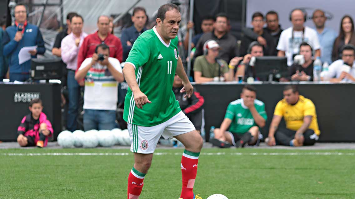 Cuauhtémoc Blanco levanta la mano para dirigir a América