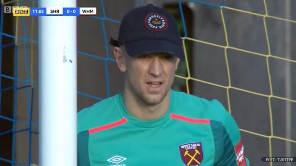 Joe Hart pide gorra prestada a aficionados durante partido del West Ham