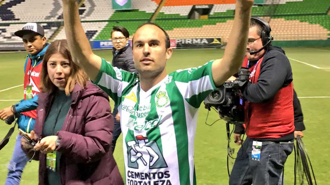 Landon Donovan causa revuelo en su presentación con León