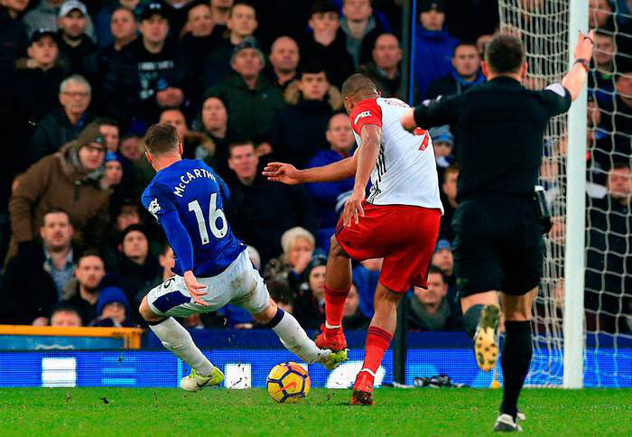 Escalofriante lesión de James McCarthy del Everton 2