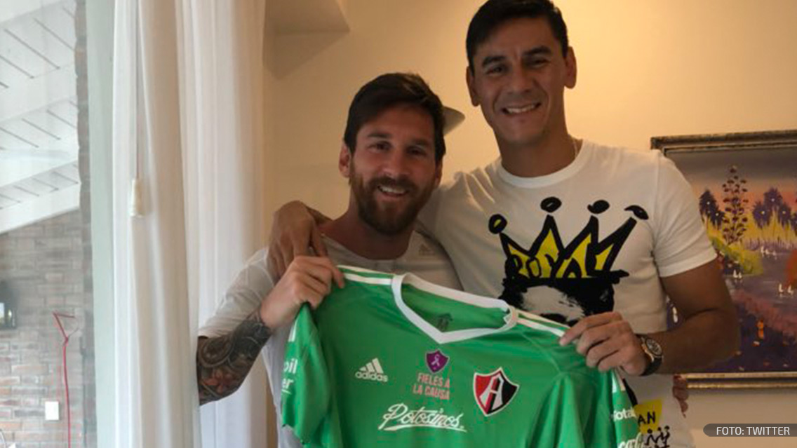 Lionel Messi luce la camiseta del Atlas