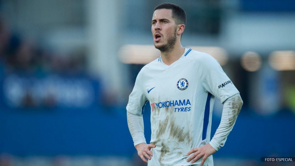 Eden Hazar disputa un partido con el Chelsea