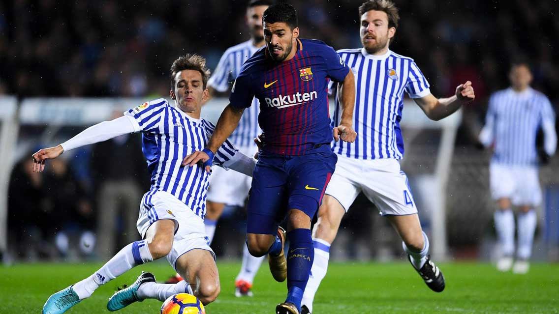 Luis Suárez carga con el Barcelona y por fin triunfan en Anoeta