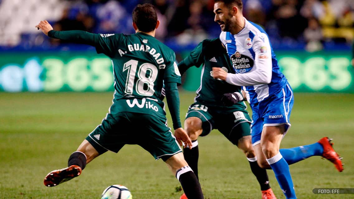 Guardado salió lesionado  con el Betis, que amargó debut de Seedorf