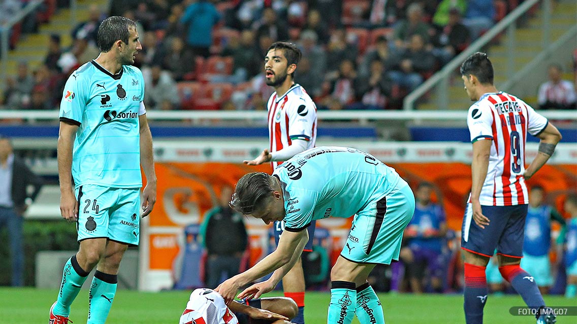 Futbolista de Chivas se queja del arbitraje tras posible lesión
