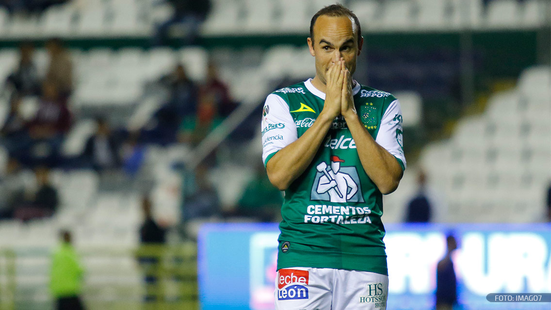 Landon Donovan orina en cancha del León