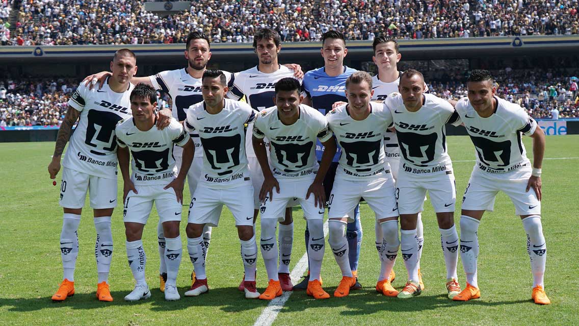 Jugadores de Pumas en polémica por manta contra narco