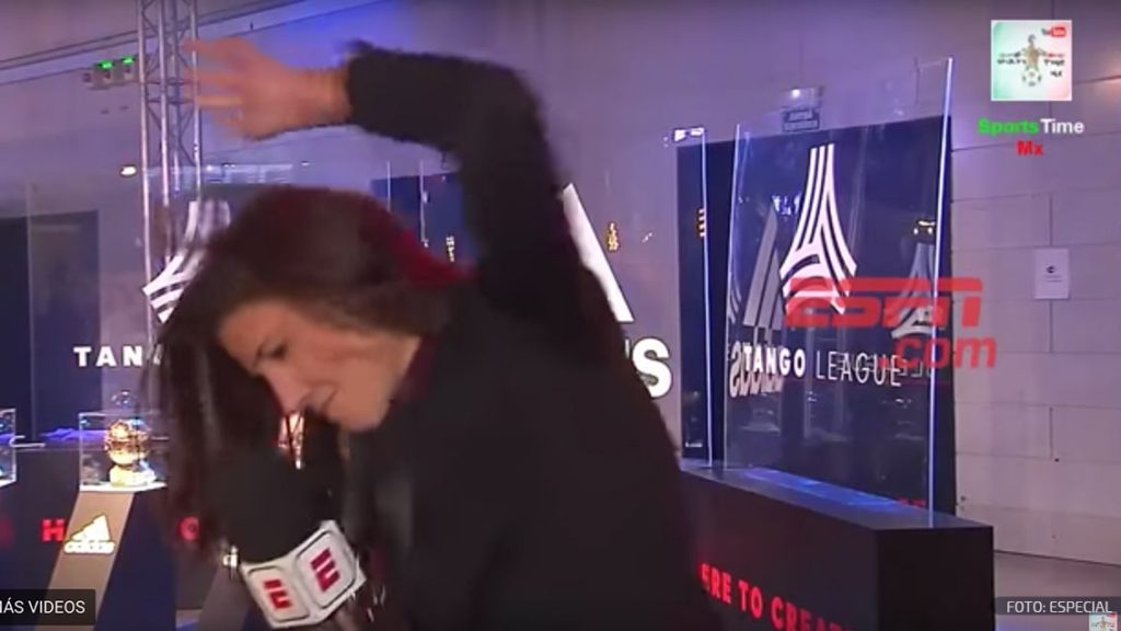Reportera de ESPN recibe balonazo y no fue de Darwin