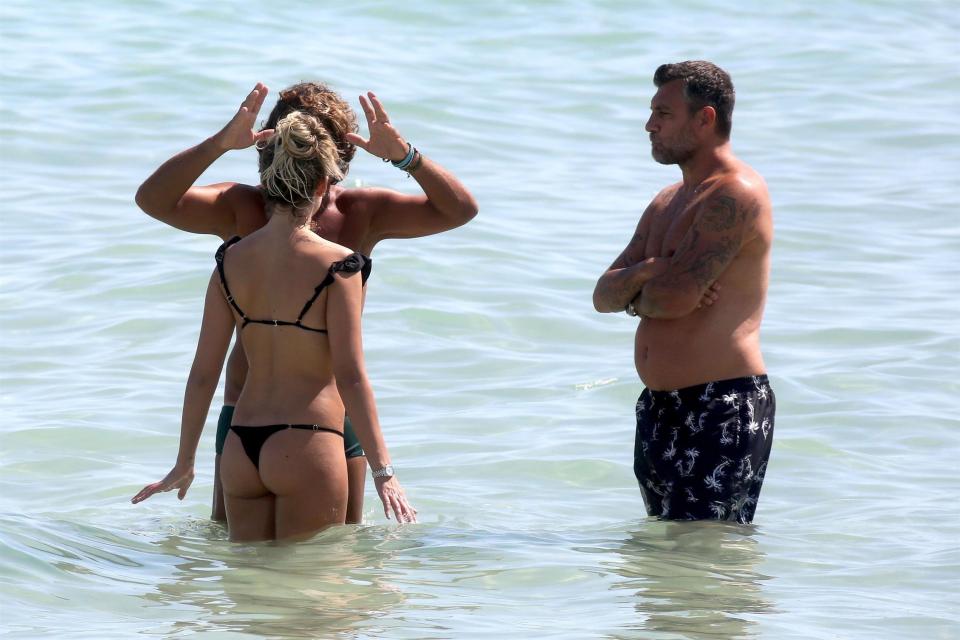 Christian Vieri reaparece y deslumbra con su sexy novia 5