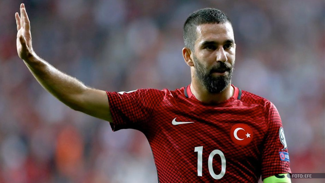 Arda Turan explota contra periodista y le dice ” te voy a partir la cara”