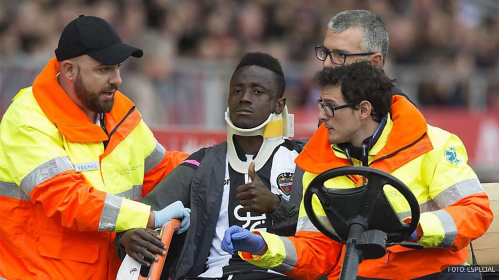 Jugador sufre una fractura facial y es trasladado a un hospital