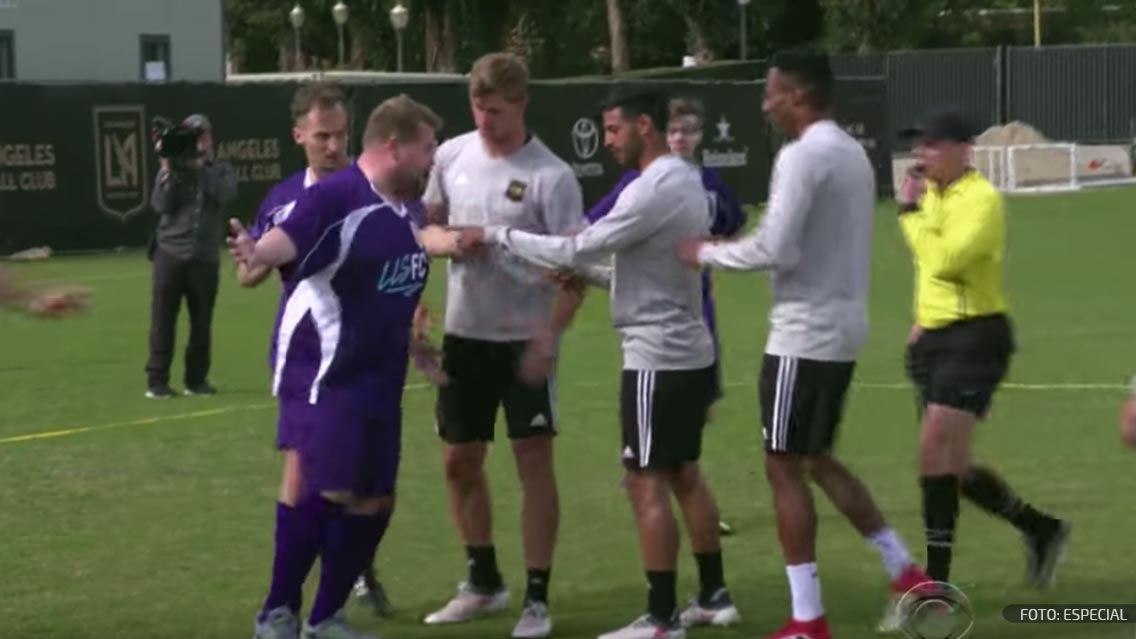 Carlos Vela “se pelea” con comediante James Corden en amistoso