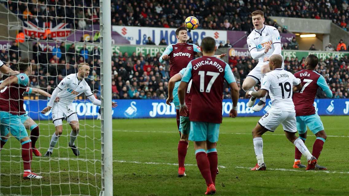 Chicharito y West Ham son goleados por el Swansea