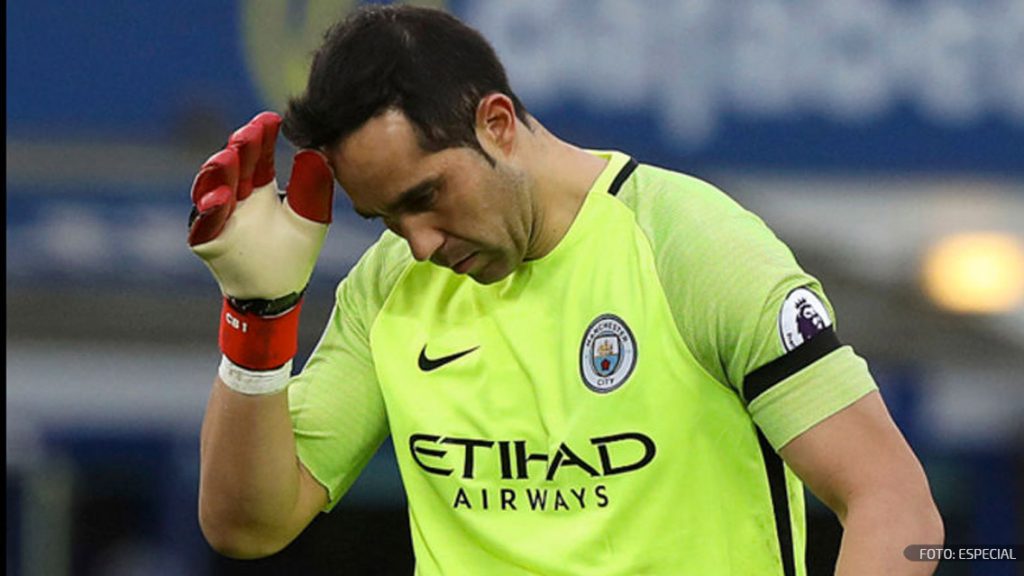 Claudio Bravo estaría entre el PSG o Napoli