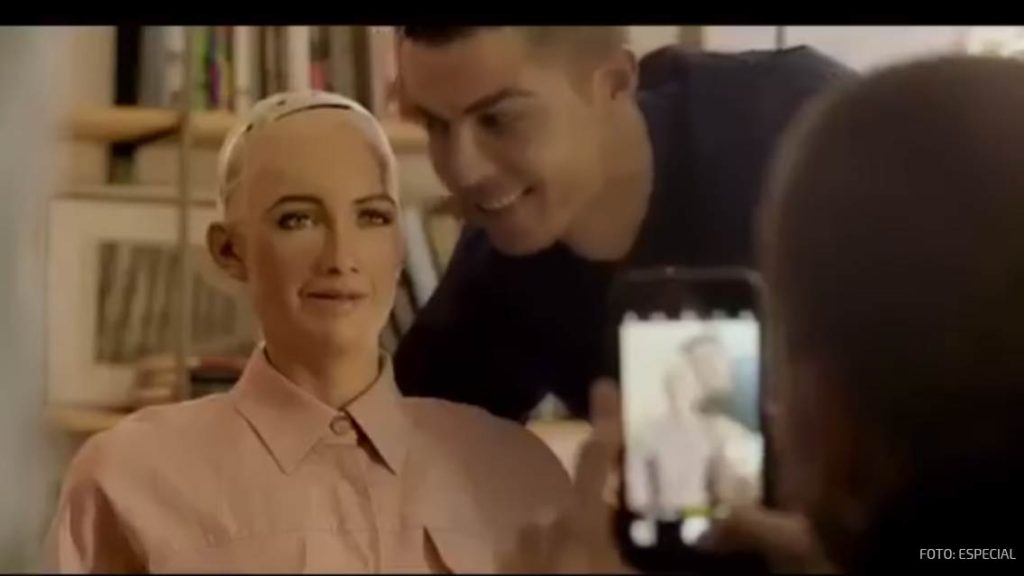 Cristiano Ronaldo enseña su festejo a un robot
