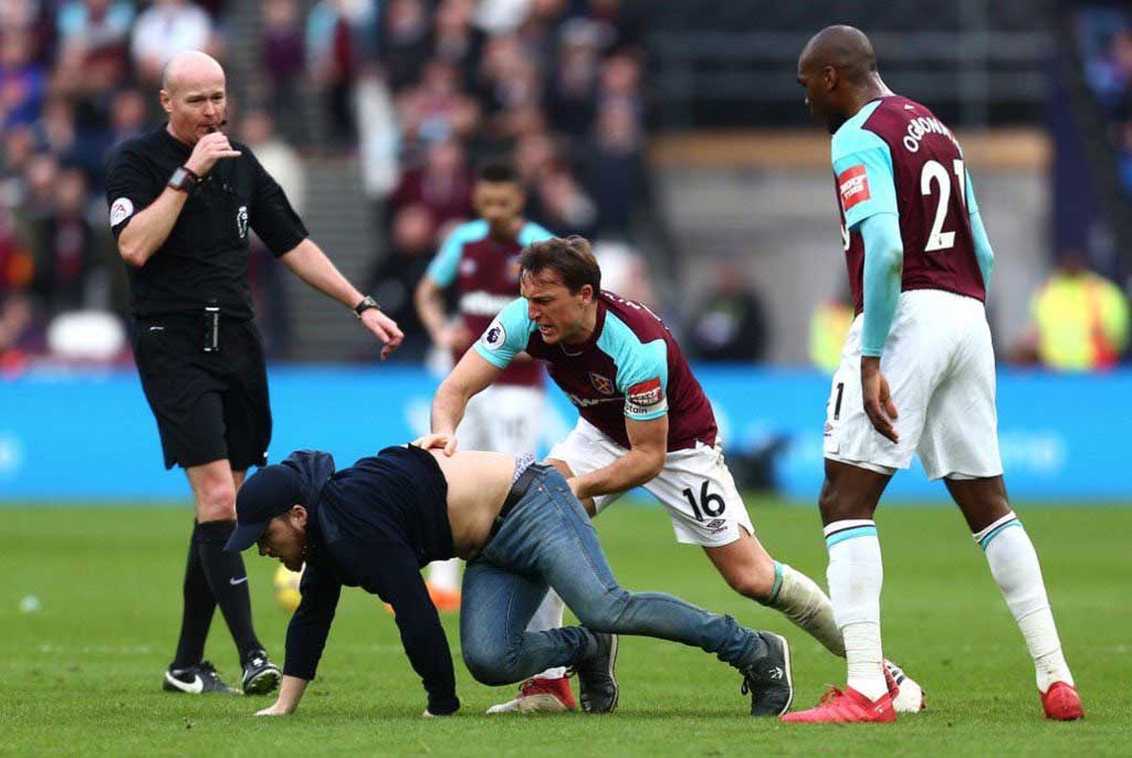 Aficionados de West Ham, furiosos se meten a la cancha 1