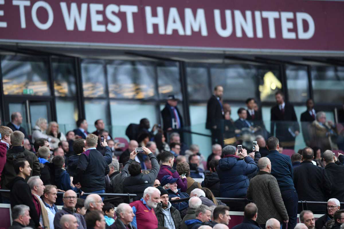 Aficionados de West Ham, furiosos se meten a la cancha 10