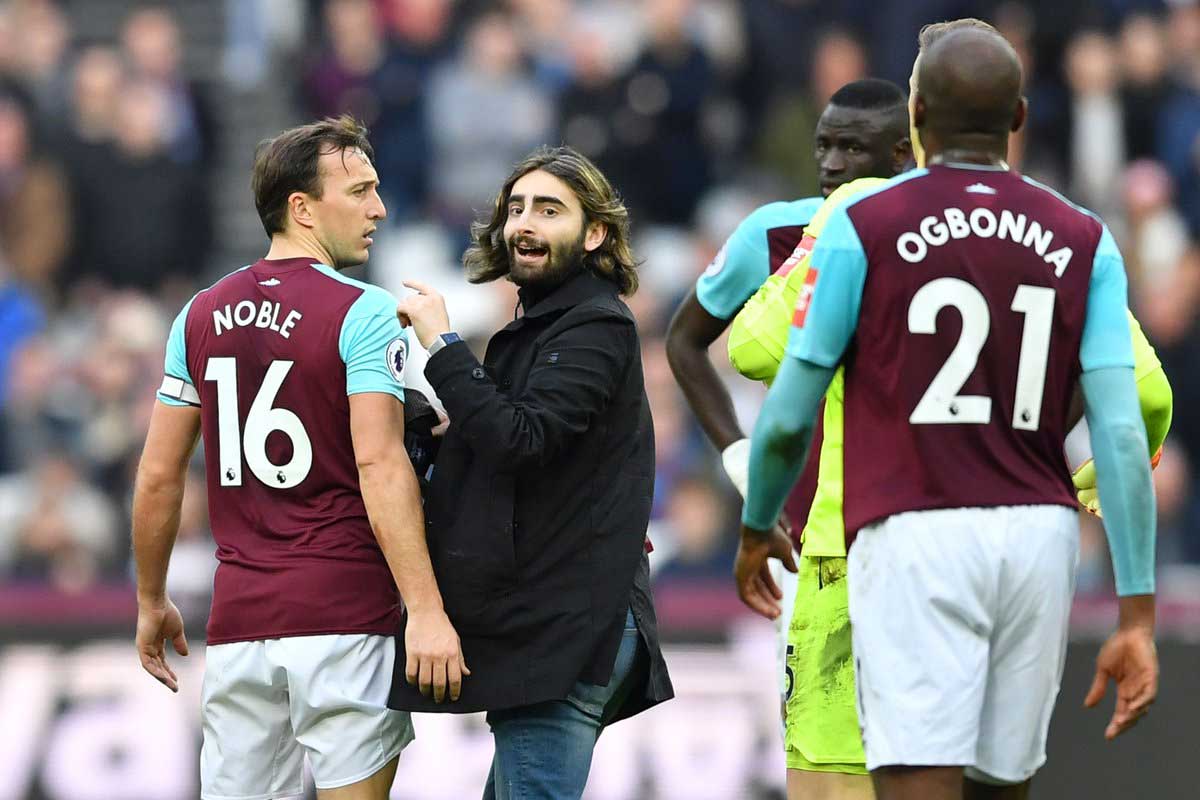 Aficionados de West Ham, furiosos se meten a la cancha 11