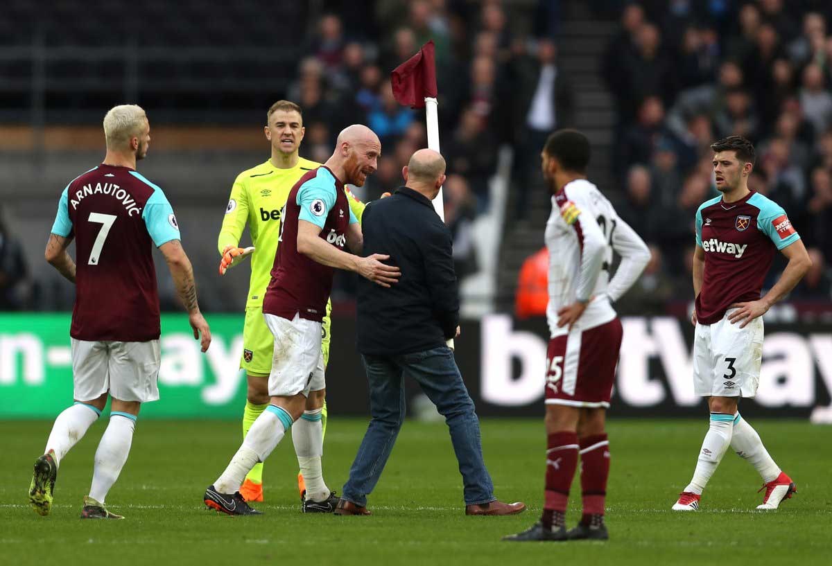 Aficionados de West Ham, furiosos se meten a la cancha 5