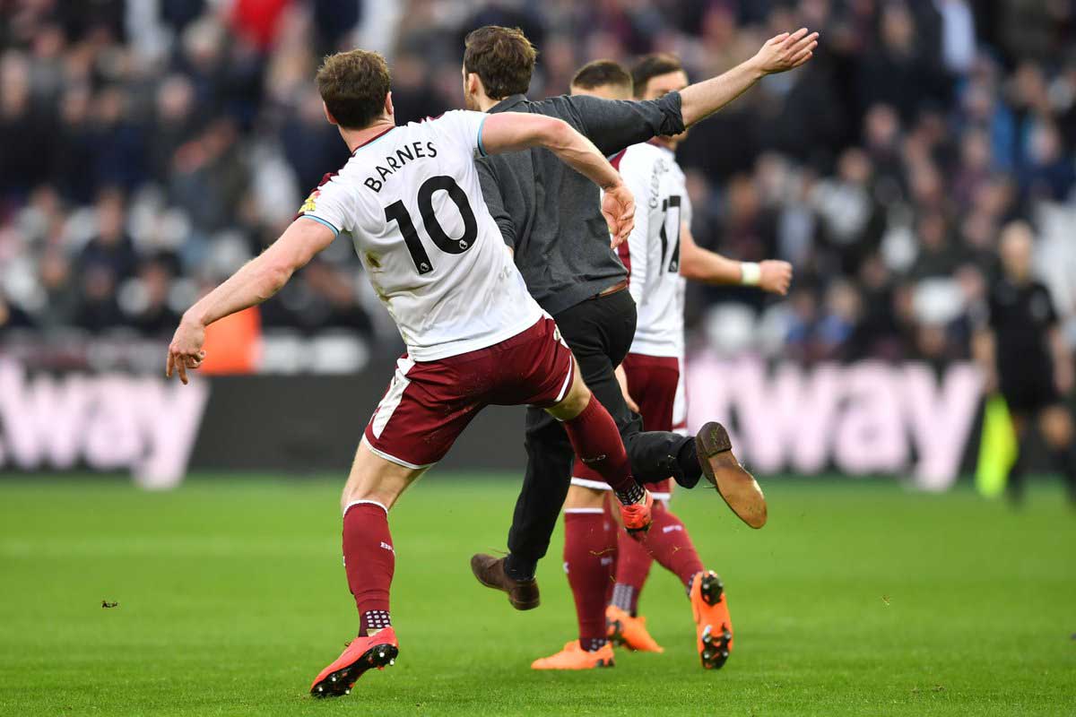 Aficionados de West Ham, furiosos se meten a la cancha 6