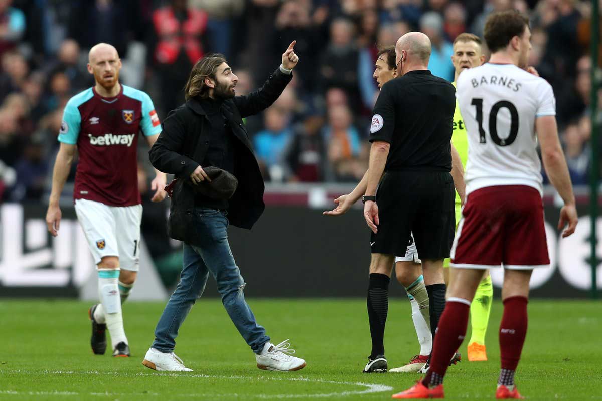 Aficionados de West Ham, furiosos se meten a la cancha 8