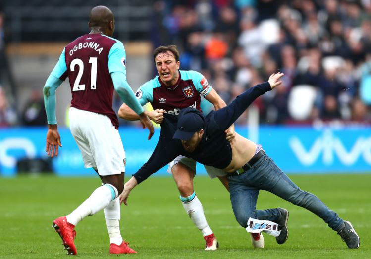 Aficionados de West Ham, furiosos se meten a la cancha 0