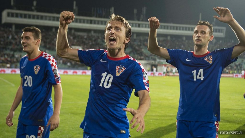 Luka Modric y sus compañeros celebrando .